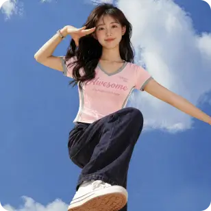 粉色上衣穿到指定模特后的蓝天场景服装展示图