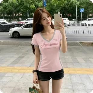 粉色上衣穿到指定模特后的街头场景服装展示图