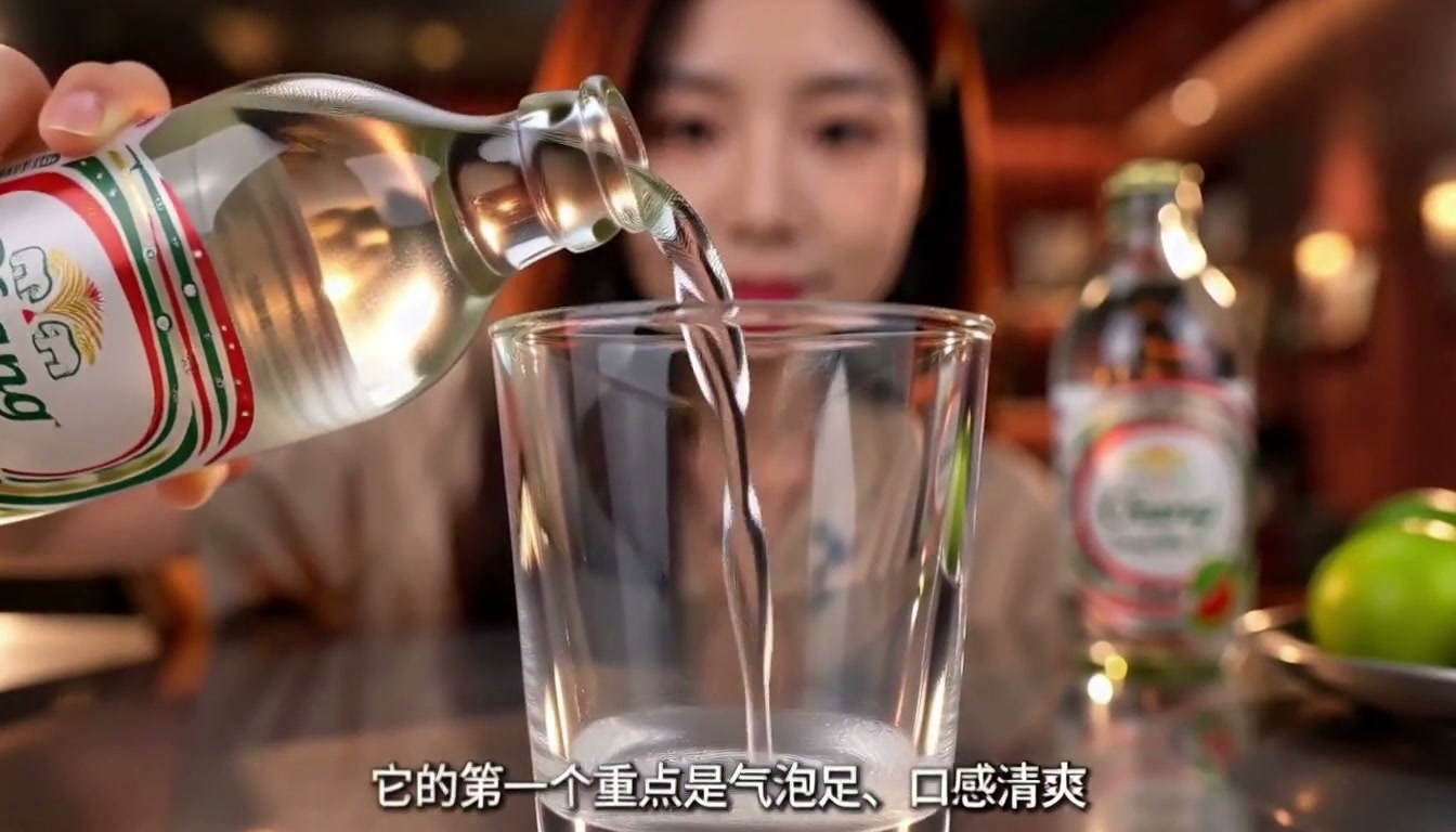 玻璃瓶气泡水口播成片中的商品特写镜头