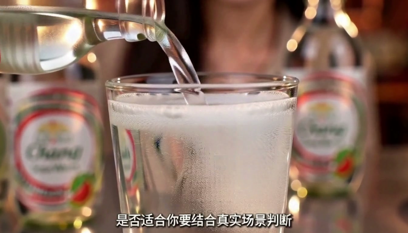 玻璃瓶气泡水口播成片分镜帧：细节镜头